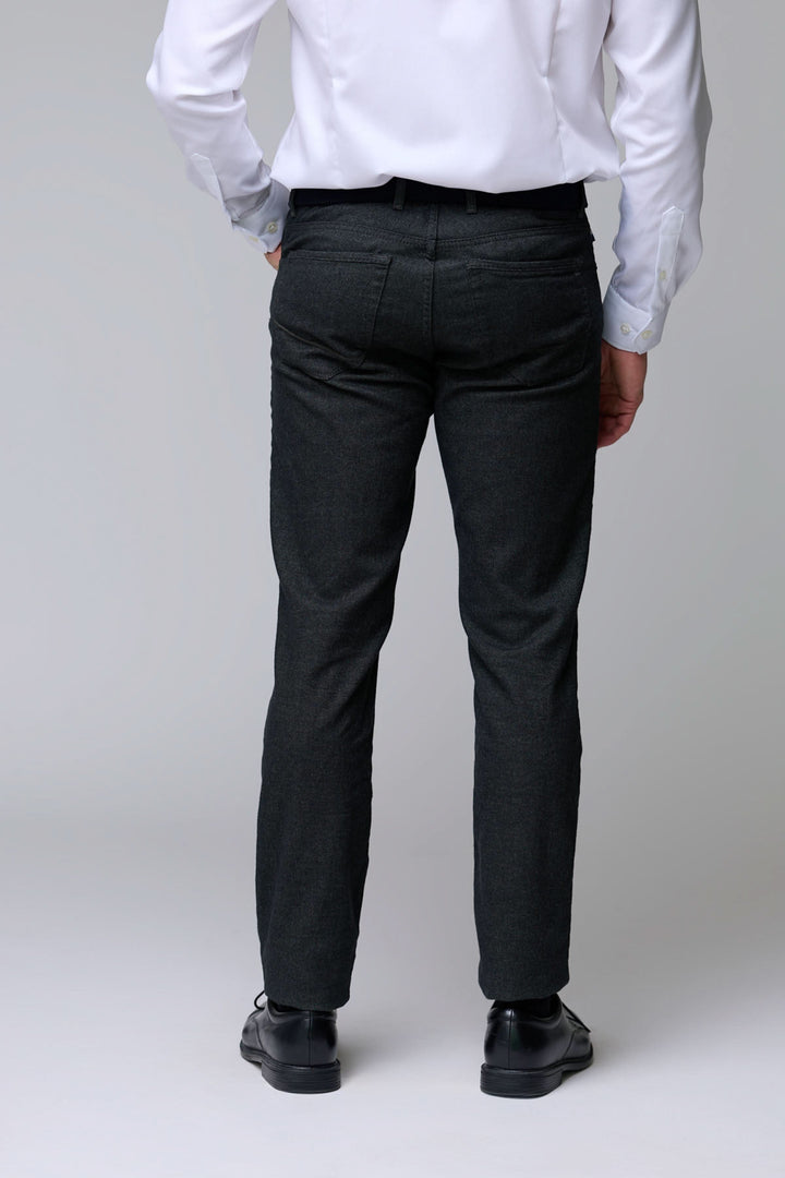 Homme portant un pantalon en laine extensible, coupe droite, de dos, idéal bureau et occasions habillées, mettant en valeur l&