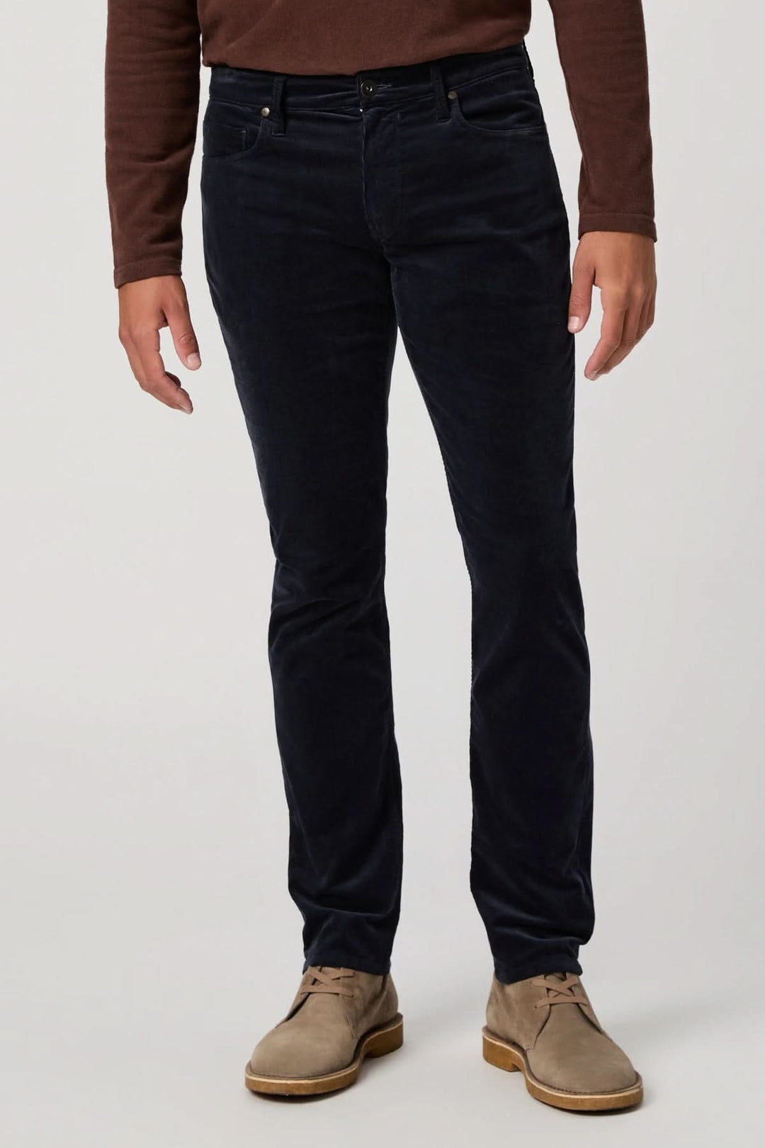Homme portant un Pantalon en micro corduroy bleu marine coupe ajustée élégant et confortable.