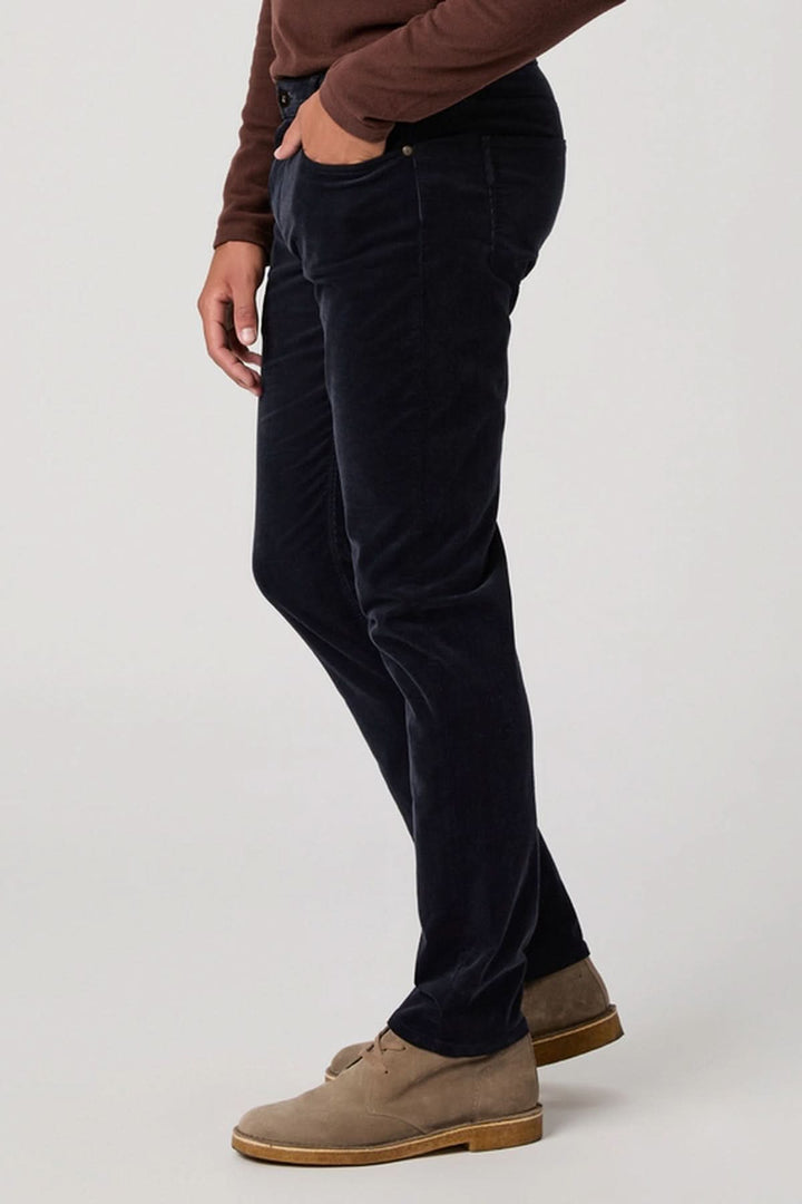 Pantalon en micro corduroy noir ajusté pour homme, élégant et confortable, fabriqué en micro-velours côtelé doux et stretch.