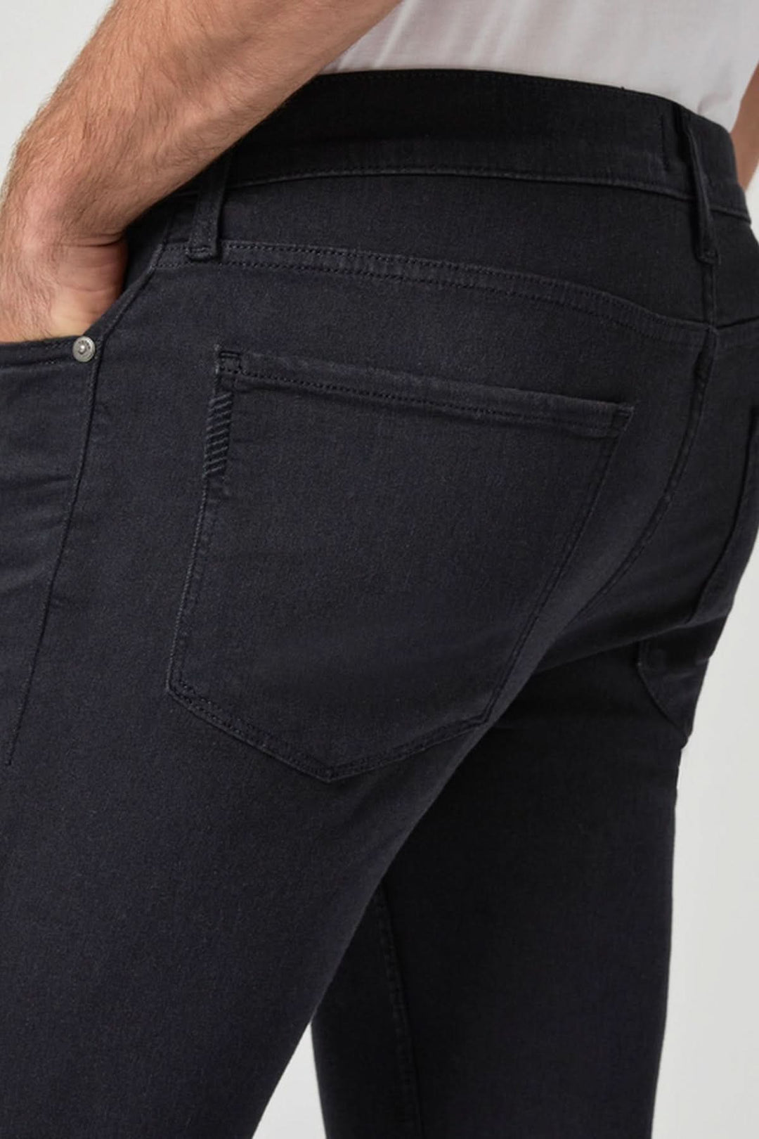 Pantalon en micro corduroy pour homme avec ajustement confortable et élégant, en micro-velours côtelé noir, style contemporain.