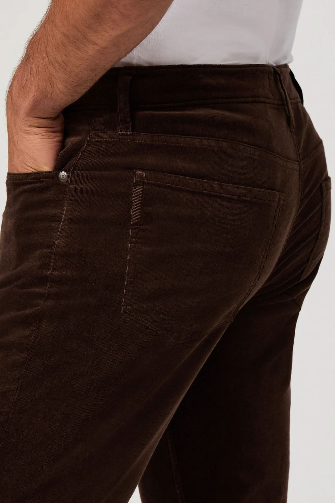 Pantalon en micro corduroy marron de Paige, ajustement parfait et confort supérieur en velours côtelé doux.