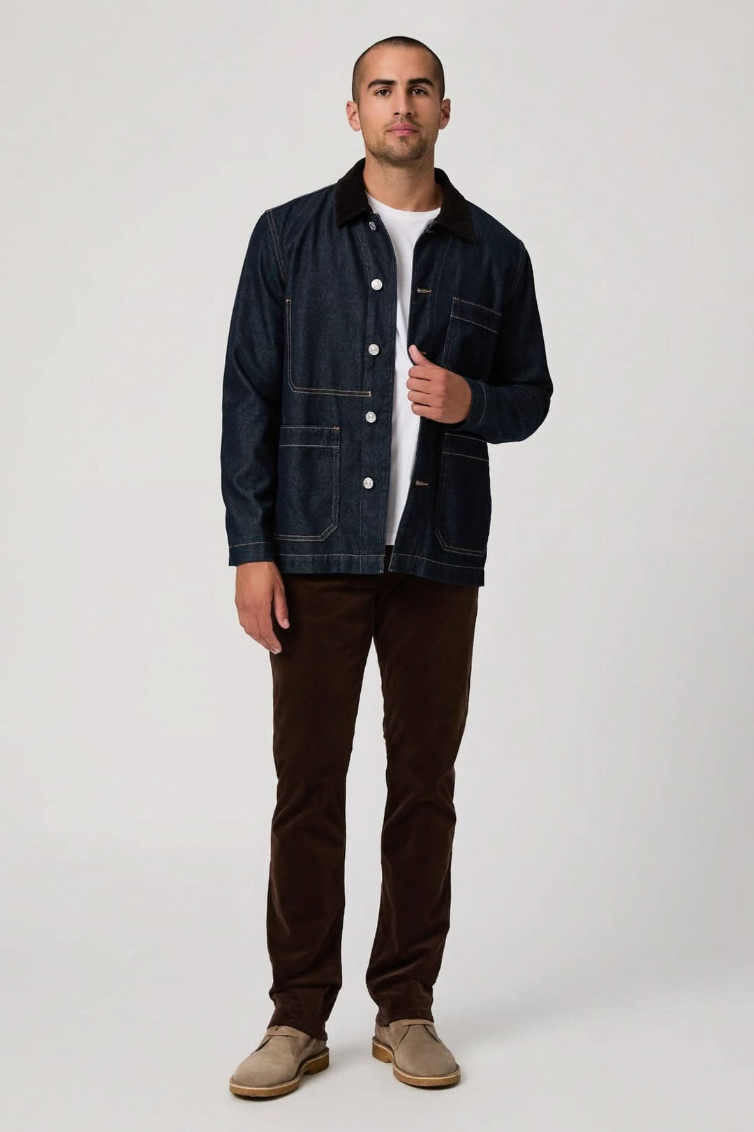 Modèle portant le pantalon en micro corduroy marron avec une veste en jean.