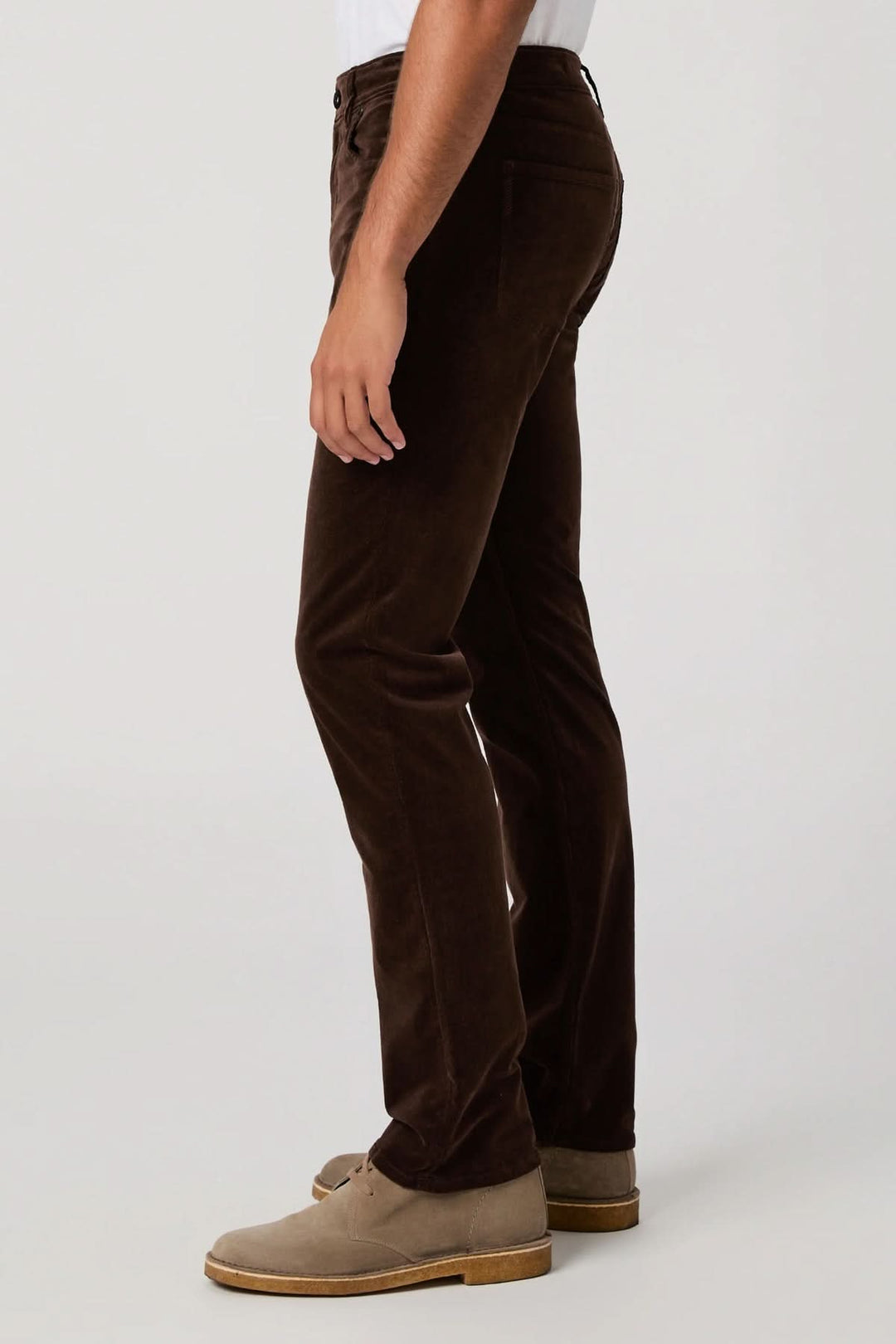 Homme portant un pantalon en micro corduroy marron de profil, soulignant l&