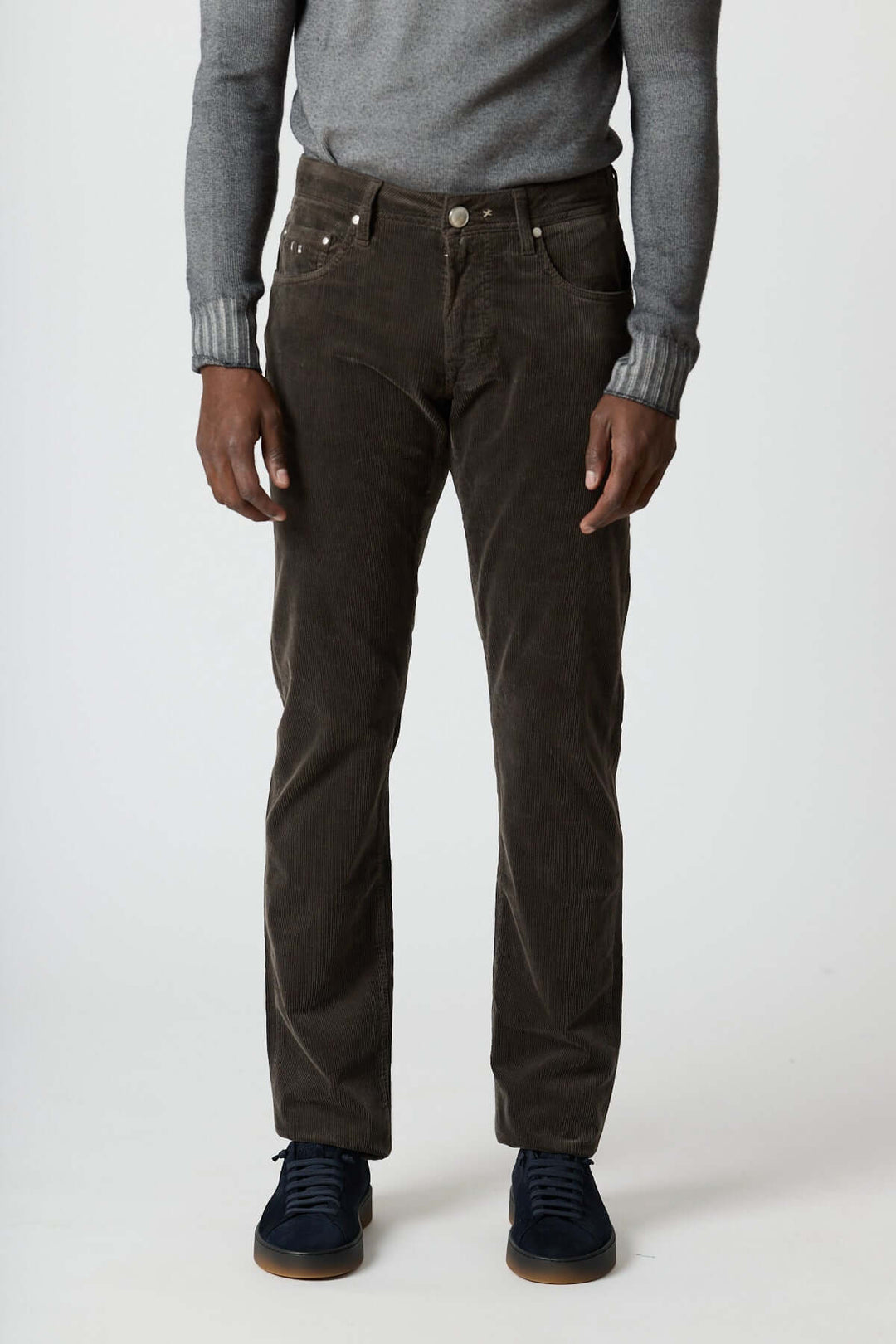 Pantalon en velours côtelé cinq poches Michelangelo en marron, coupe regular slim, sur mannequin avec pull gris et chaussures noires.