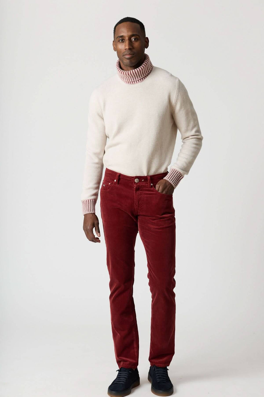 Homme portant un Pantalon en velours côtelé cinq poches Michelangelo rouge, coupe regular slim, pour un style casual chic.