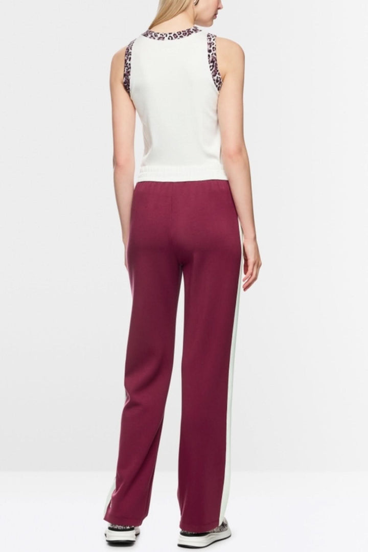 Femme portant le pantalon à enfiler Washington, large, bordeaux avec rayures contrastées et taille élastique à cordon de serrage.