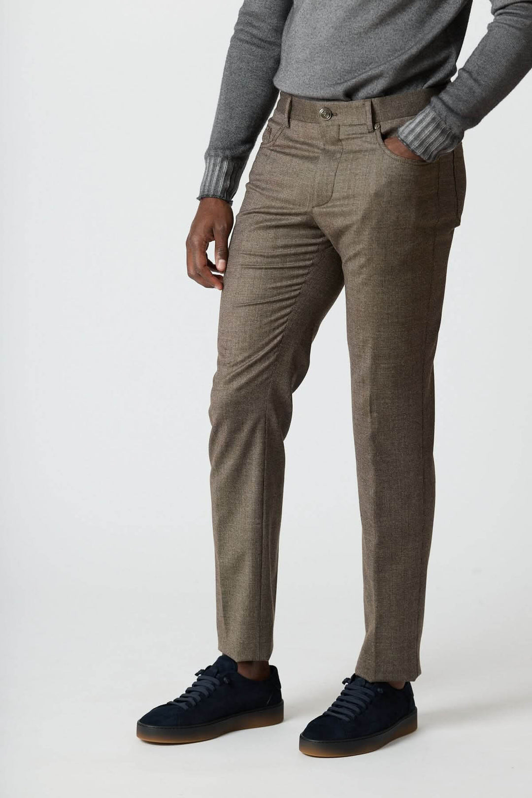 Homme portant un pantalon habillé 5 poches en laine Corneliani, coupe ajustée élégante, texture raffinée, idéal pour bureau et occasions chic.