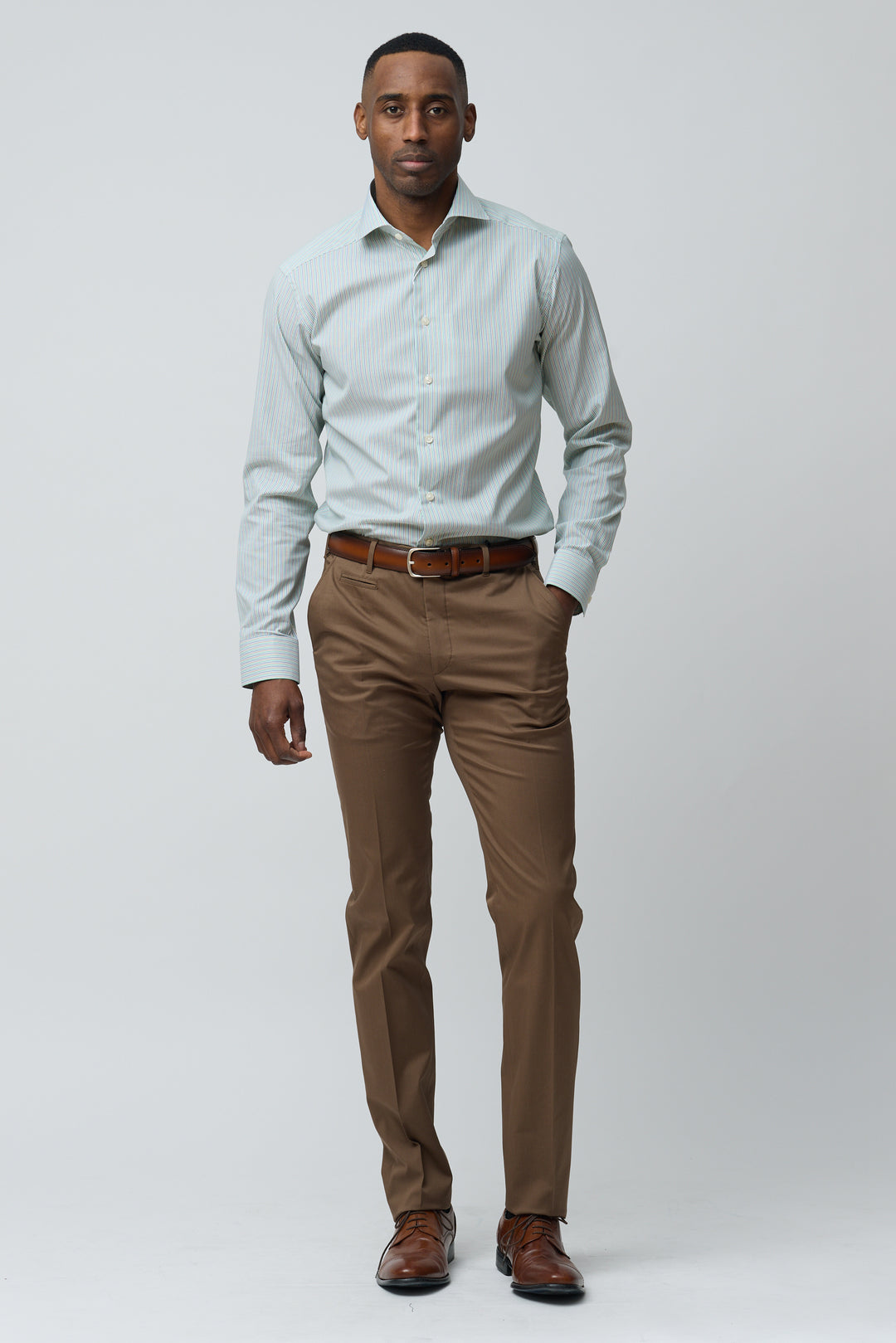 Homme portant un pantalon habillé coupe ajustée marron avec une chemise, vue de face, style professionnel et élégant.