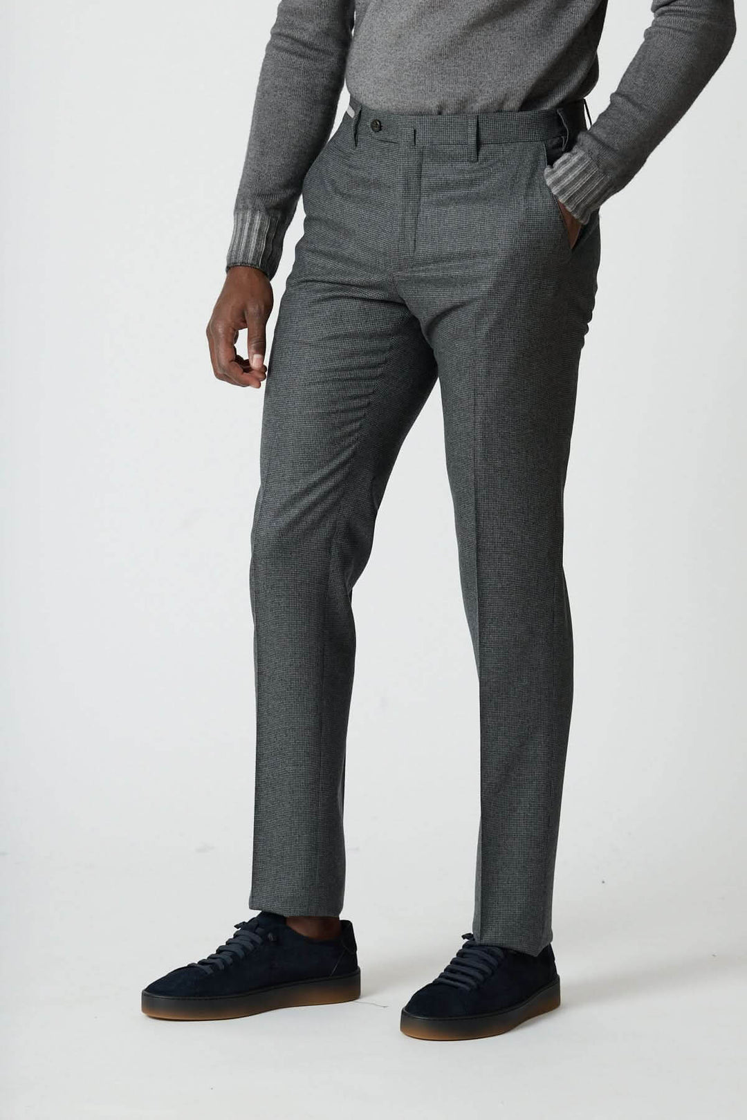 Pantalon habillé en laine à petits carreaux pour homme, élégance et confort avec motifs subtils et coupe ajustée.