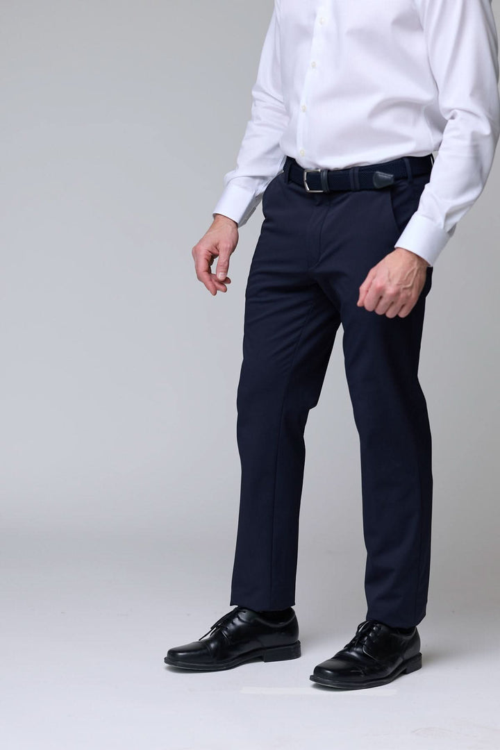Homme portant un pantalon habillé extensible bleu marine, coupe droite, idéal pour un style professionnel, avec une chemise blanche.