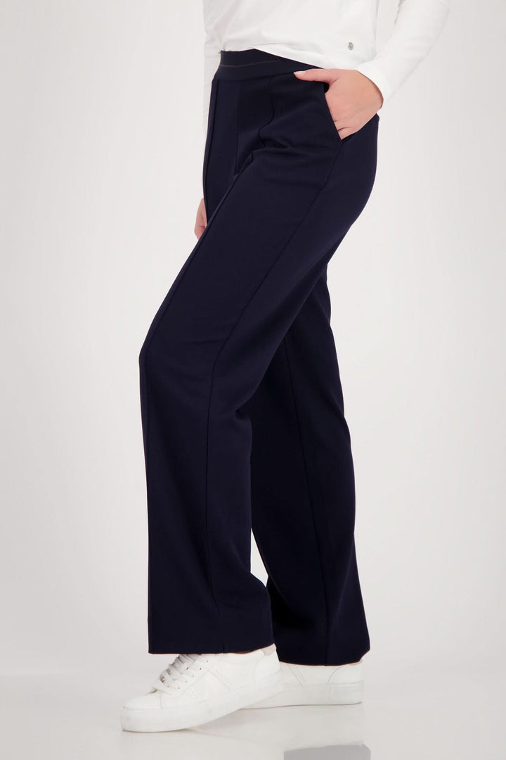 Pantalon habillé à plis droits, coupe structurée, allure élégante, silhouette allongée, parfait pour tenues professionnelles et habillées.