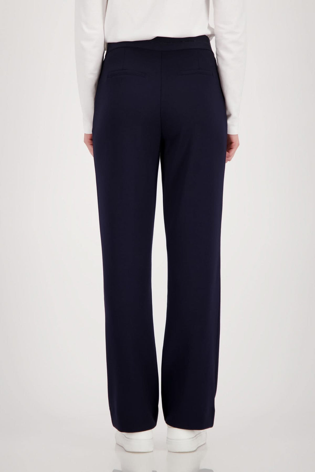 Dos du pantalon habillé à plis droits, coupe structurée et élégante, vue arrière, soulignement d&