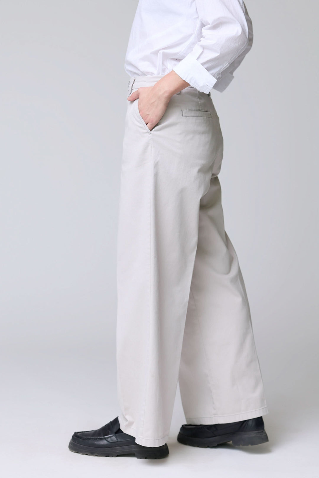 Pantalon à jambe large en tissu souple, confort et élégance assurés, coupe fluide, idéal pour le travail et les sorties. Voir détails.