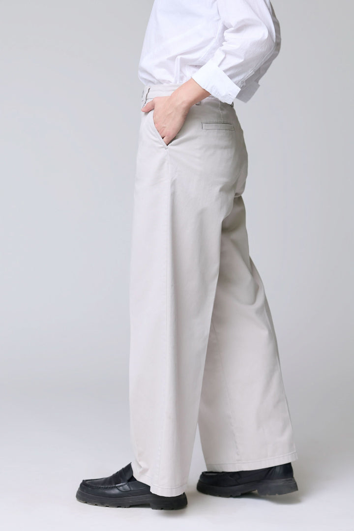 Pantalon à jambe large en tissu souple, confort et élégance assurés, coupe fluide, idéal pour le travail et les sorties. Voir détails.