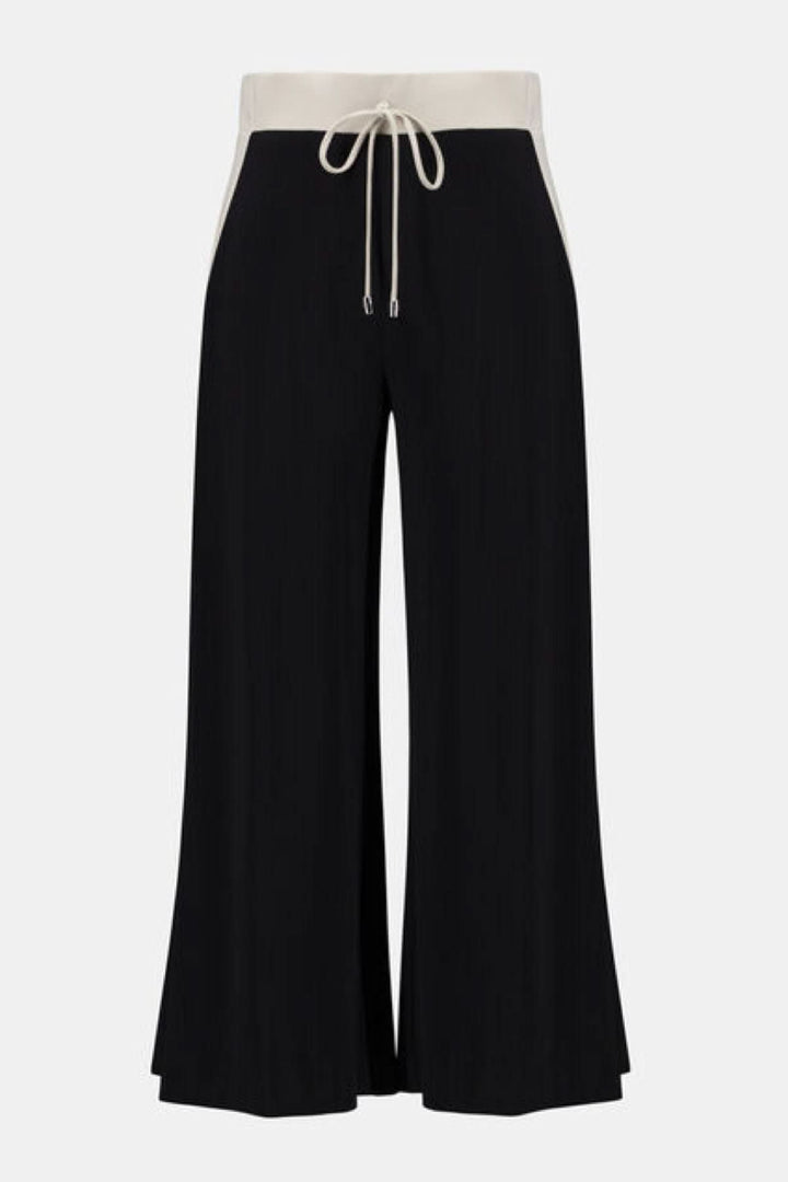 Pantalon à jambe large avec taille contrastante et cordon ajustable, tissu fluide et extensible pour un look chic décontracté.