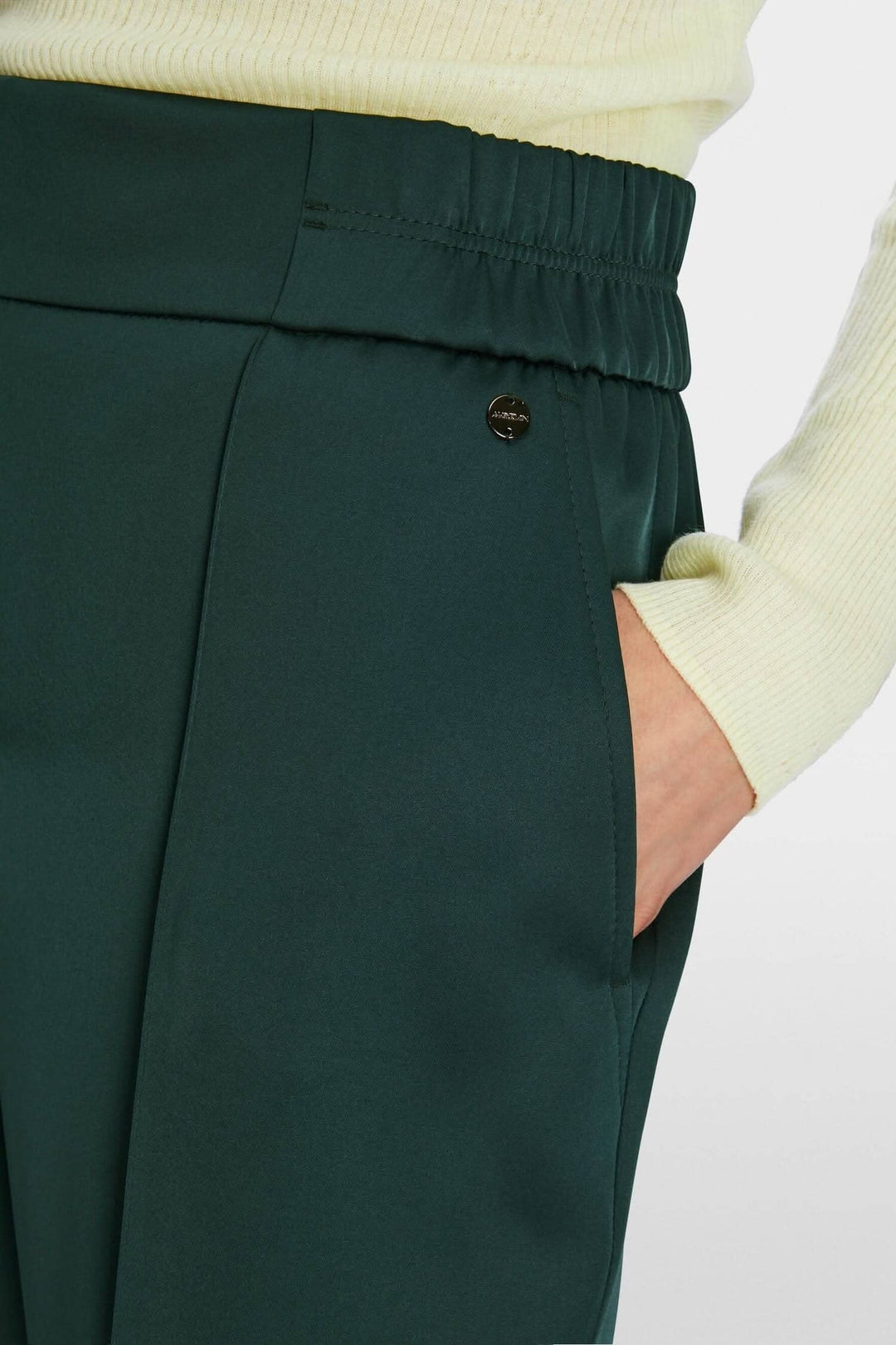 Détail du pantalon à jambe large WASHINGTON avec ceinture élastique et poche, en tissu doux.