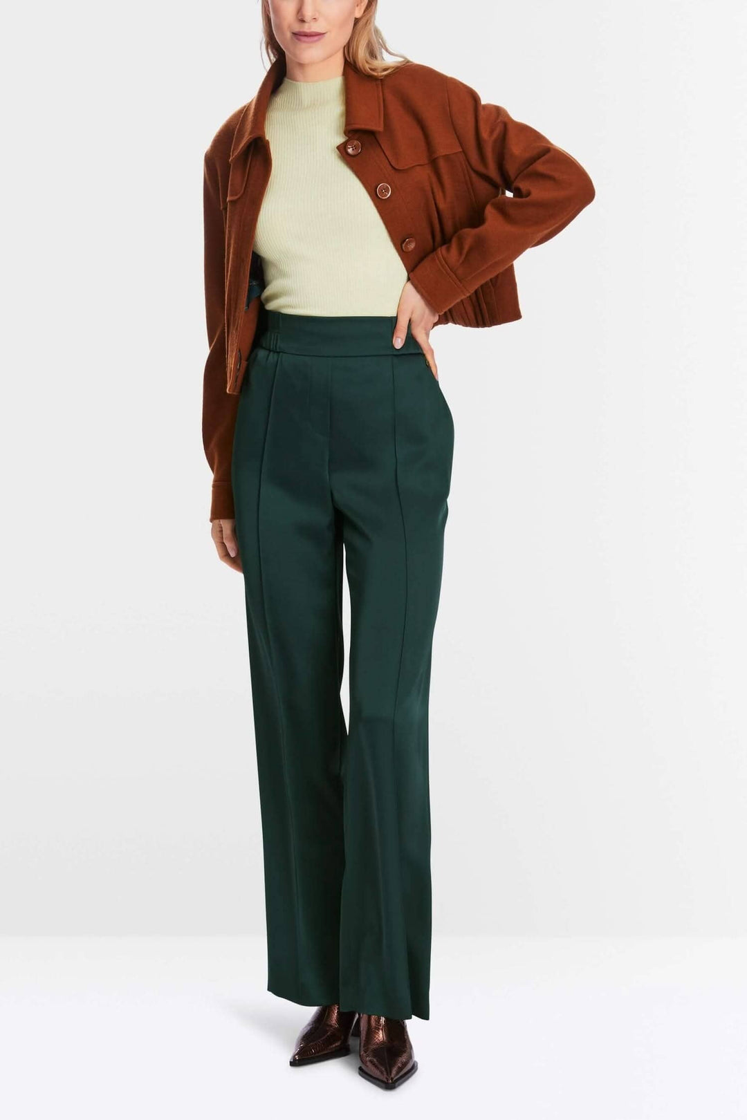 Pantalon à jambe large WASHINGTON, extra-long et confortable avec ceinture élastique, porté par un mannequin.