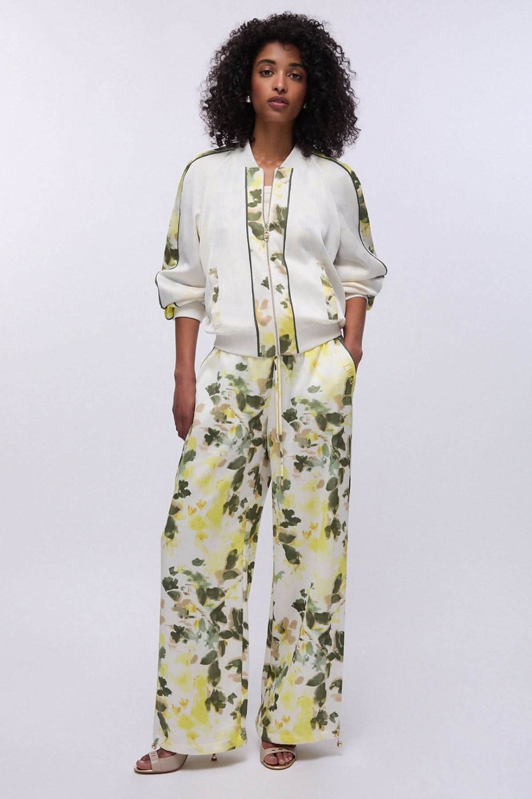 Pantalon large imprimé floral porté, coupe fluide, taille élastique et cordon, idéal pour un style moderne et décontracté.
