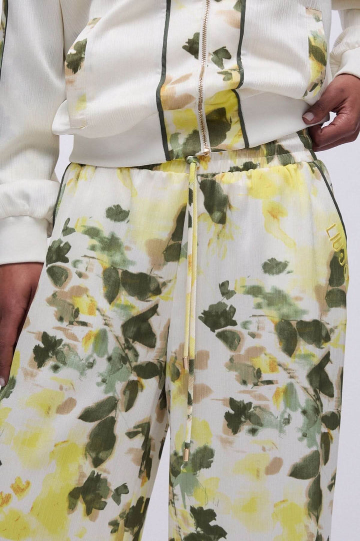 Pantalon large imprimé floral avec taille élastique et cordon de serrage, offrant une coupe fluide et moderne pour une allure élégante.