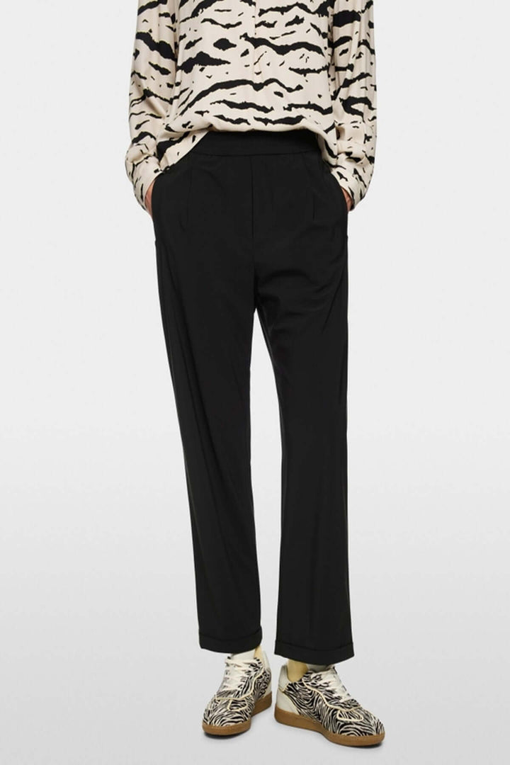 Pantalon léger WUXI noir avec jambes raccourcies, taille élastique, bande latérale et poches pratiques, produit responsable Rethink Together.