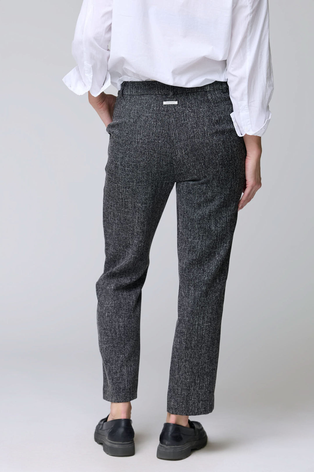 Pantalon à motif texturé avec coupe droite, montré de dos, combinant élégance et confort, idéal pour le bureau ou les sorties.
