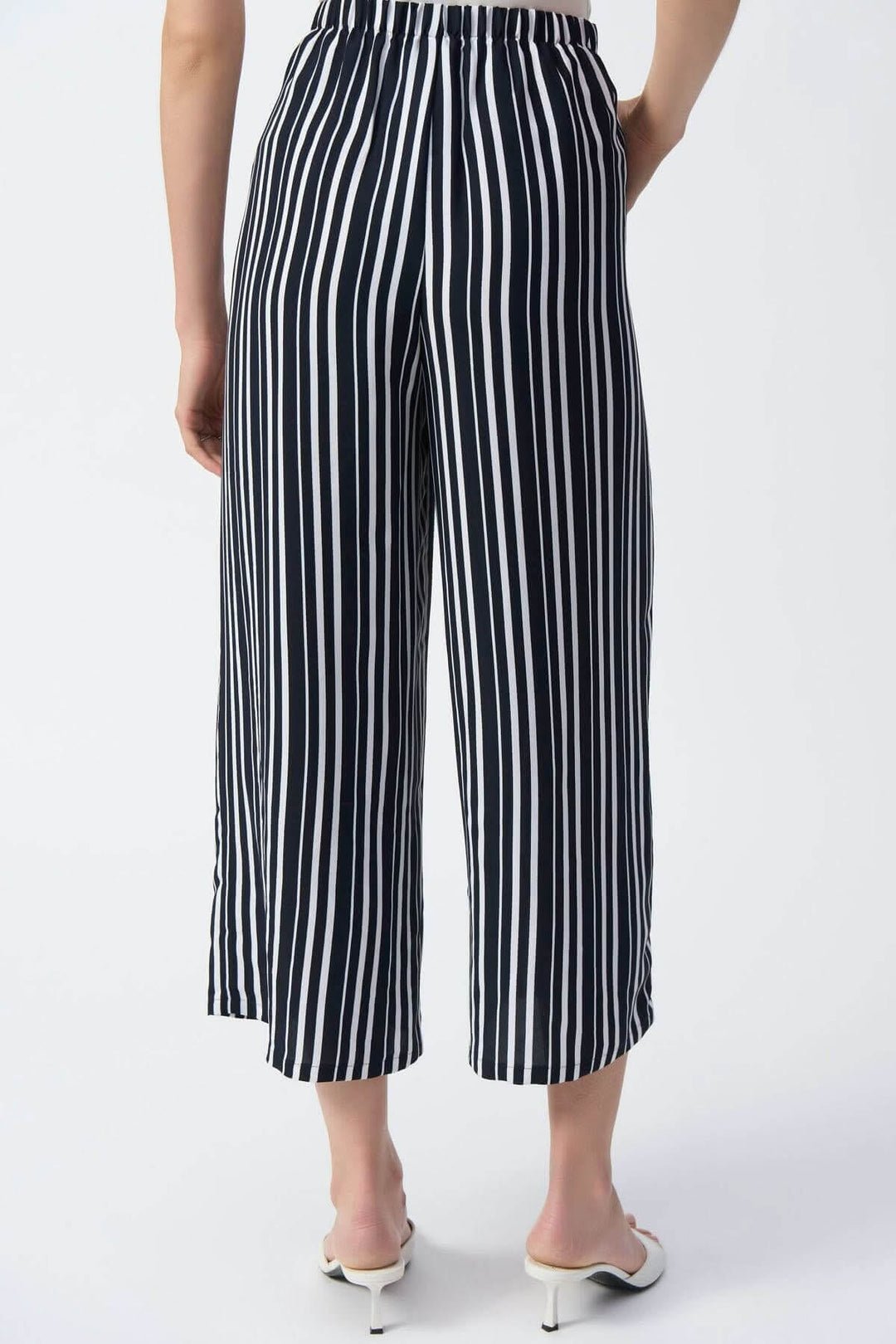 Pantalon rayé évasé avec ceinture élastique, confort et allure élégante, vue arrière.
