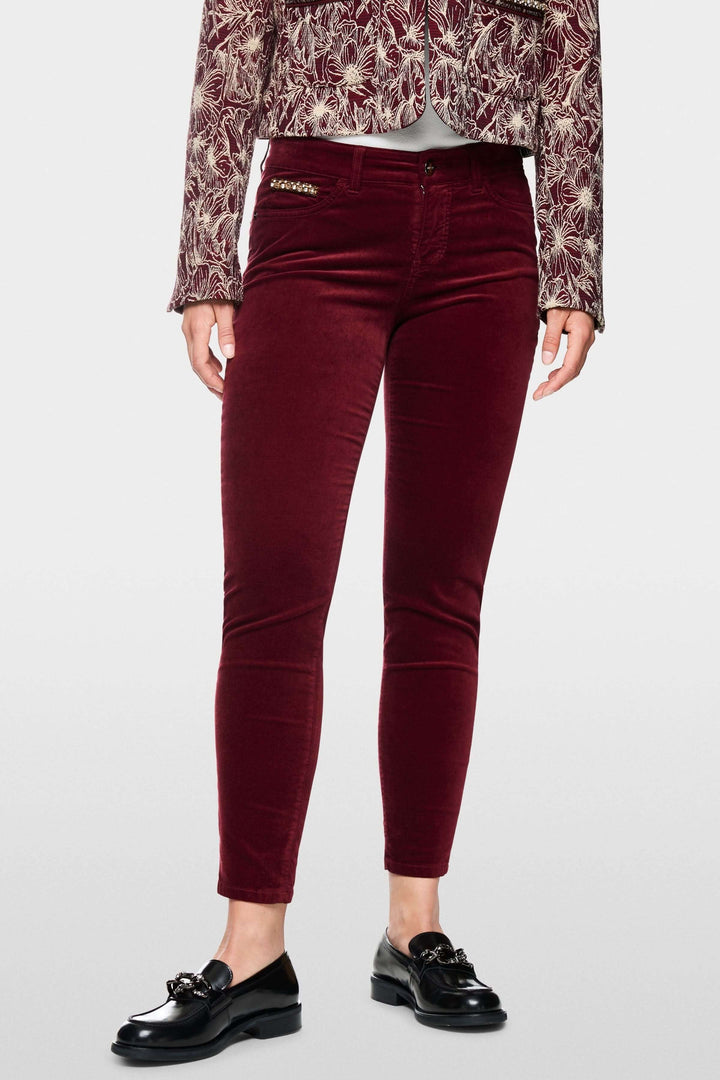 Pantalon taille basse en velours bordeaux avec coupe ajustée et détails élégants.