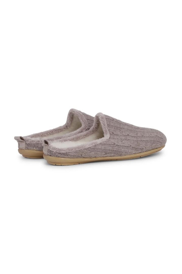 Pantoufles en tricot doublées sherpa avec dessus en tricot torsadé beige et doublure intérieure en sherpa, confortables et chaudes.