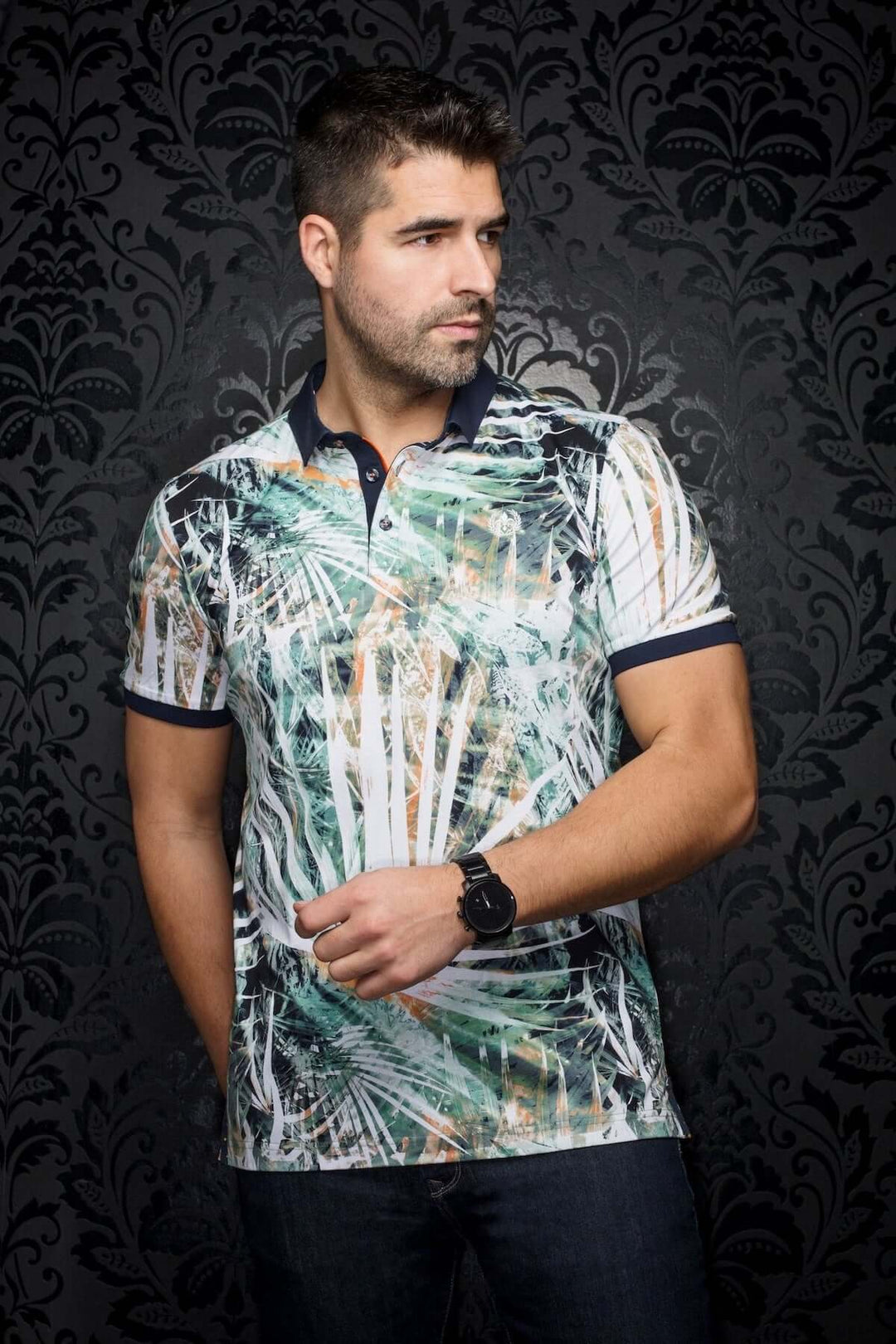 Polo Amazonia à imprimé feuillage, col contrastant, parfait pour un look décontracté, porté par un homme.