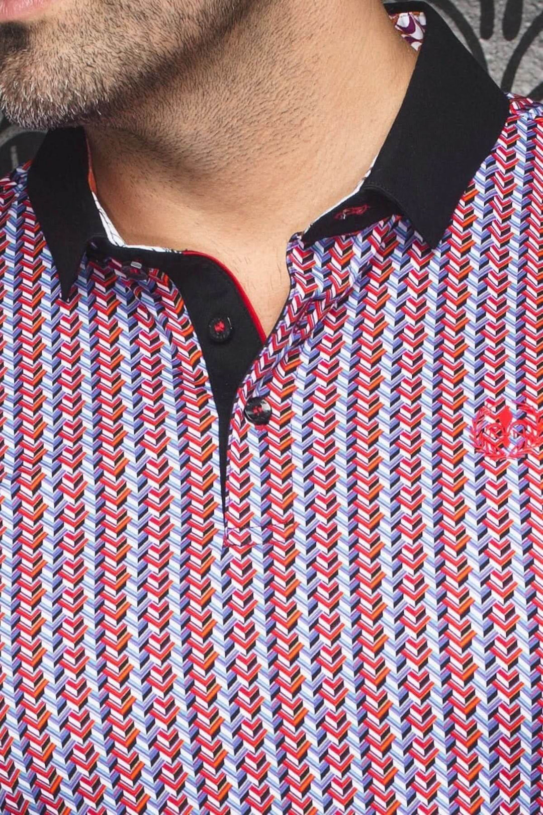 Polo Colter en micro-motif géométrique avec col noir contrastant et finitions soignées pour un style décontracté chic.