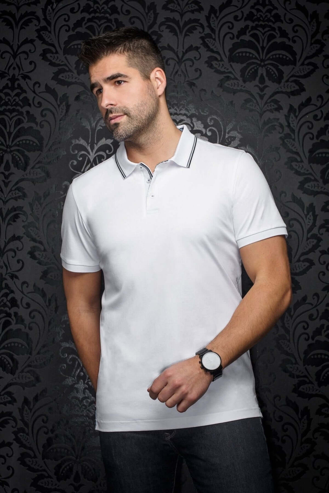 Polo Dellario blanc à manches courtes avec col contrastant, affichant un look chic et élégant.