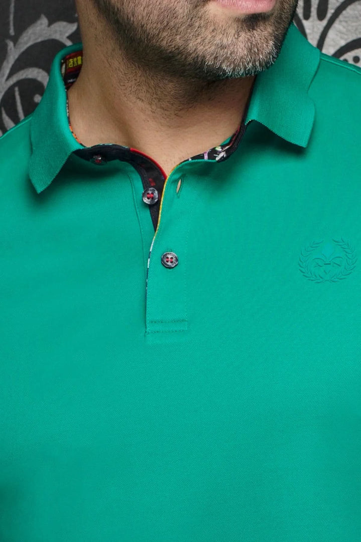 Polo Eagle vert uni avec col structuré et détails intérieurs contrastants, alliant style sport et élégance.