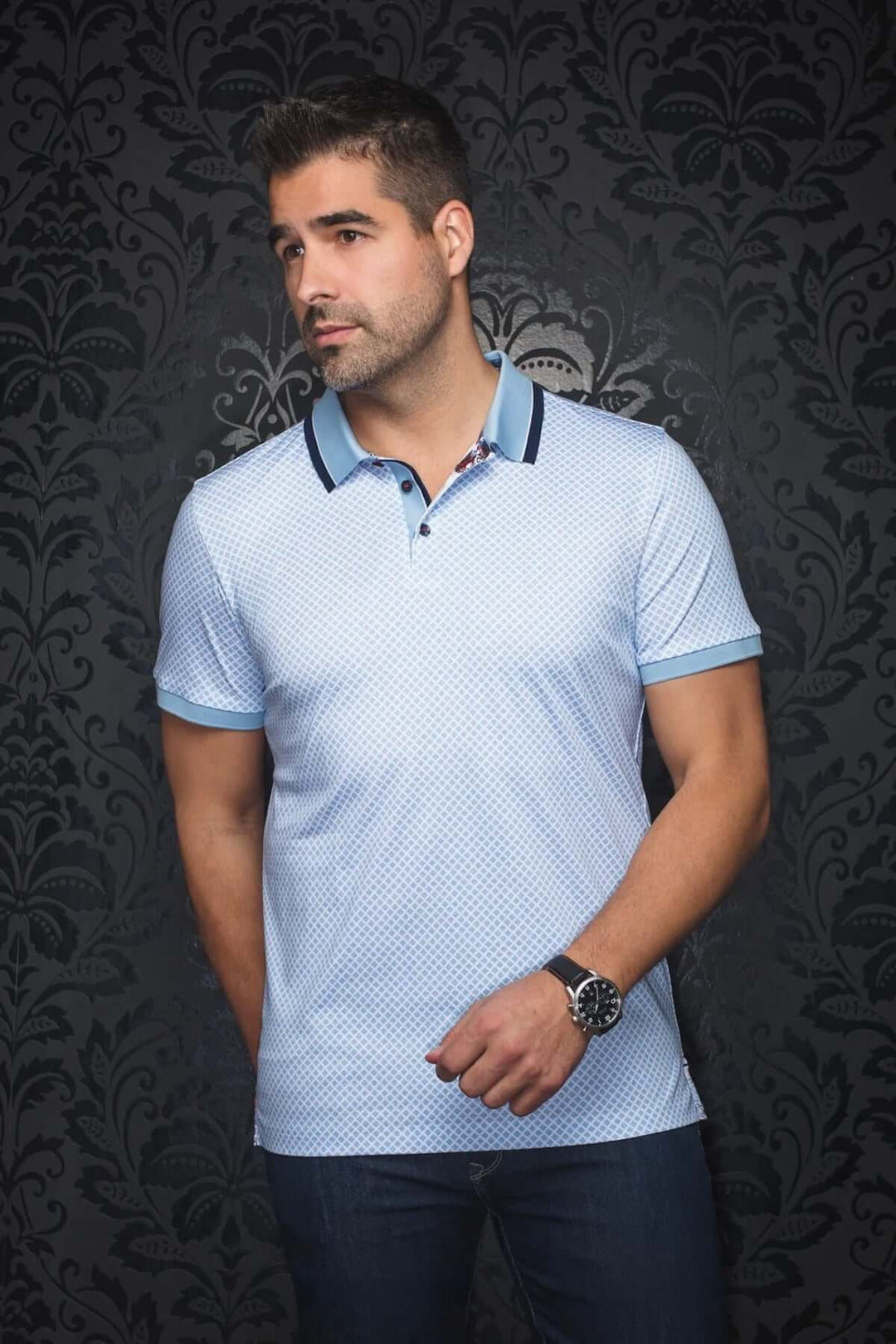 Homme portant un polo géométrique moderne, une élégance urbaine avec détails contrastants.