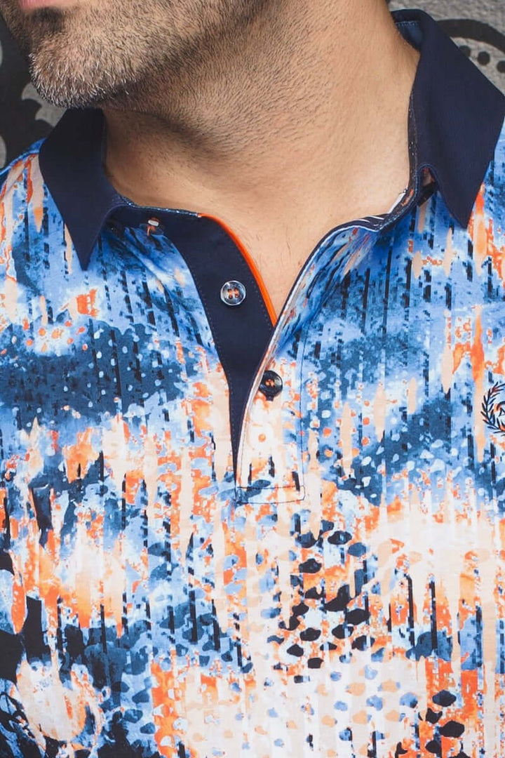 Homme portant un polo artistique à l&