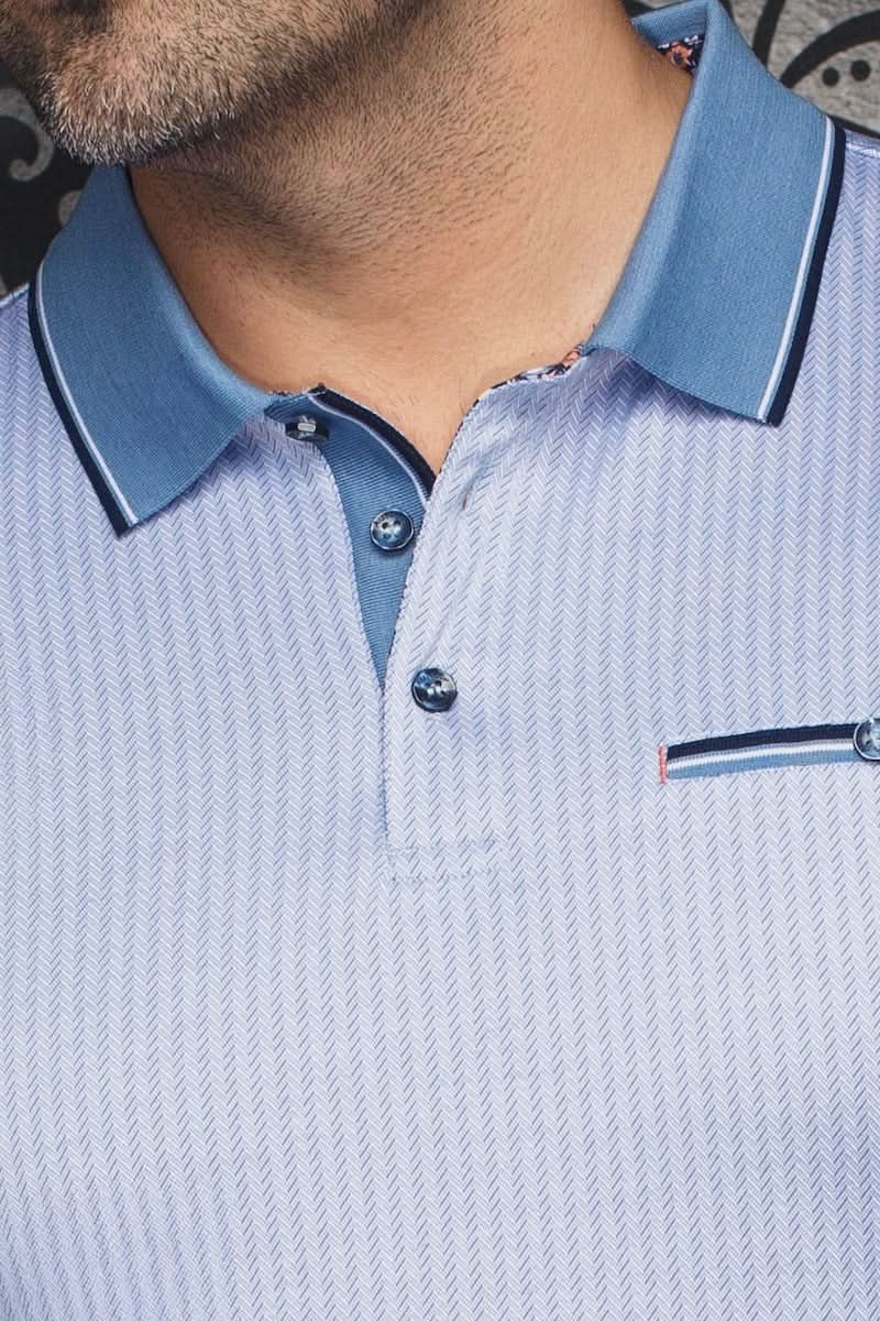 Polo Mayberry à micro-motif, col structuré et détails contrastants, idéal pour un look chic et estival.