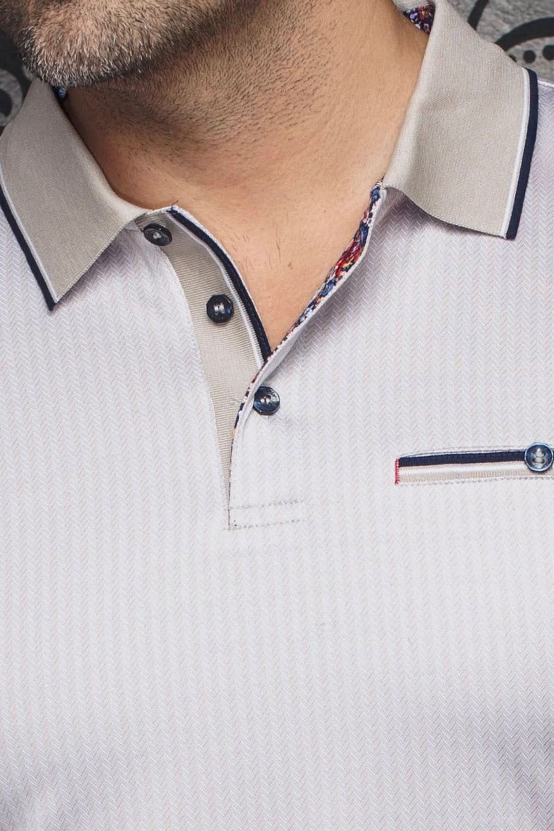 Polo Mayberry à micro-motif avec col structuré et détails contrastants, idéal pour un look estival élégant.