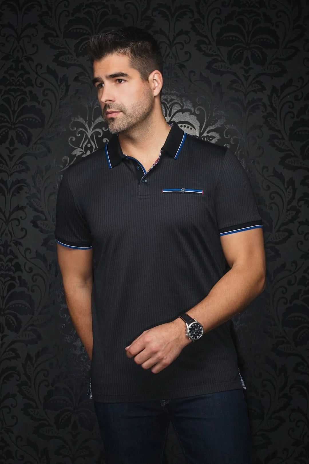 Homme portant un polo Mayberry micro-motif avec col structuré et détails contrastants, look chic.