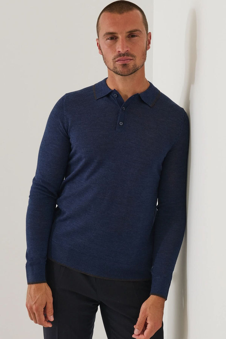 Homme portant un polo boutonné en laine mérinos extra-fine bleu, design intemporel et raffinement moderne.