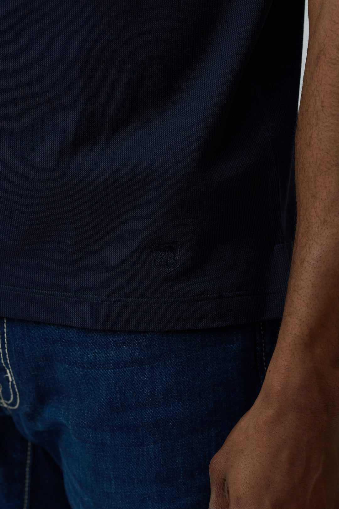 Polo en coton Corneliani bleu marine, coupe ajustée, détail de la maille fine texturée, manches courtes.