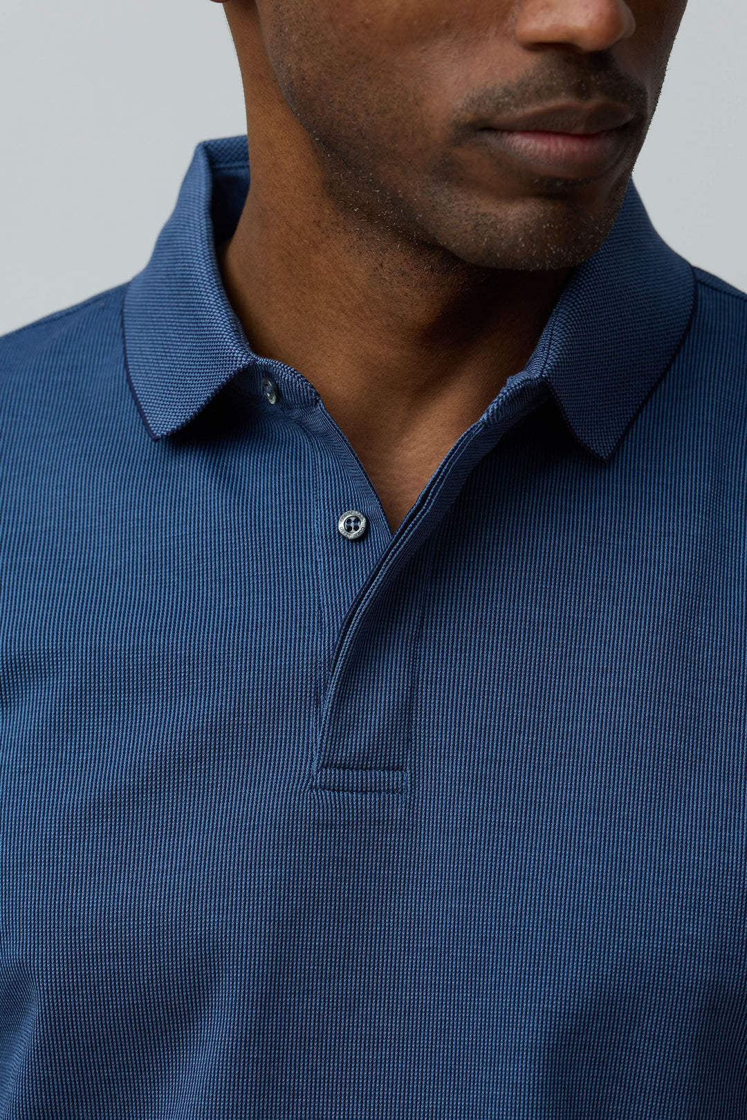 Polo en coton Corneliani bleu à coupe ajustée avec col classique et manches courtes, texture maille fine pour un look casual-chic élégant.
