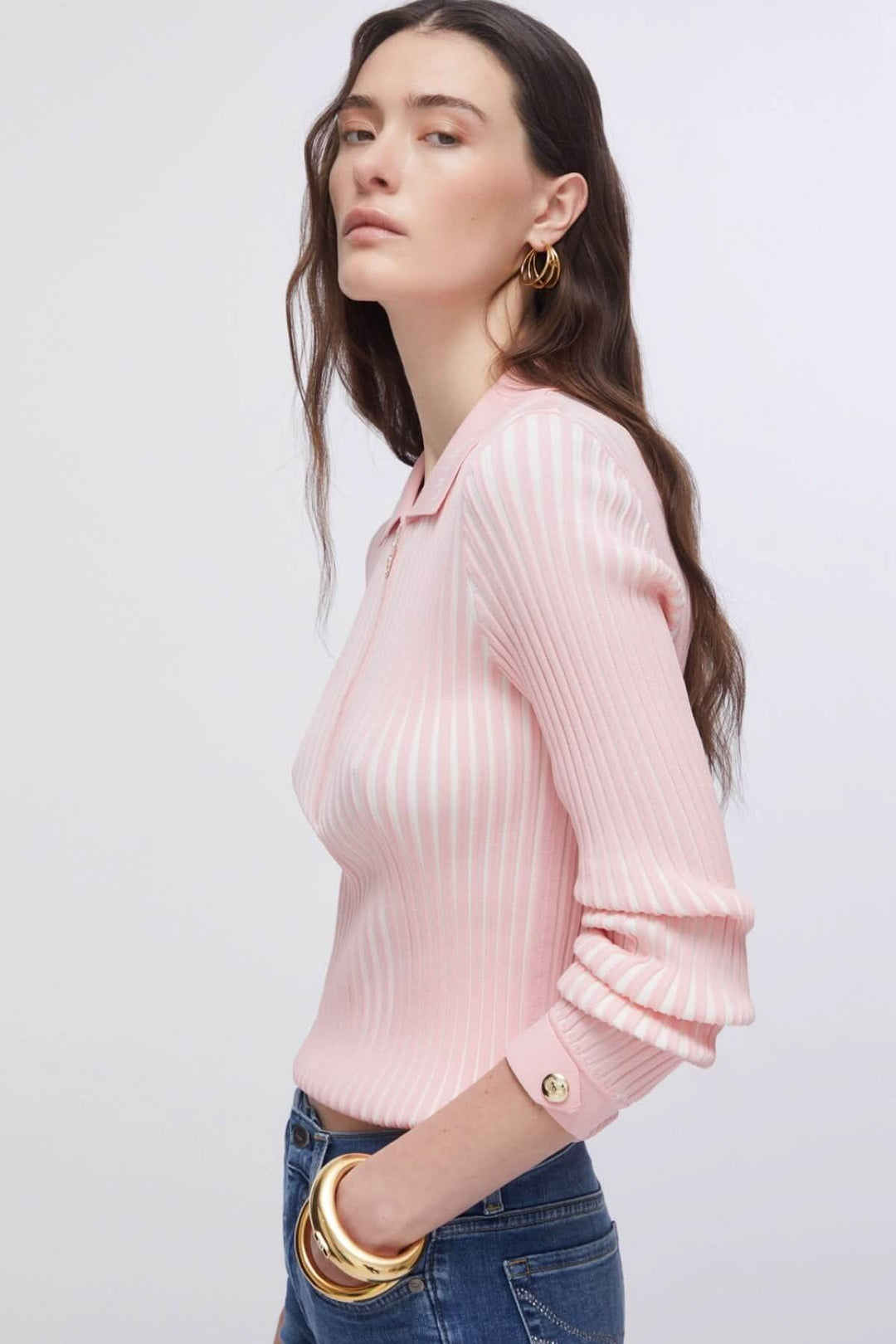 Polo en maille côtelée à demi-glissière, silhouette ajustée, rose, avec manches longues et col polo, style élégant et sportif.