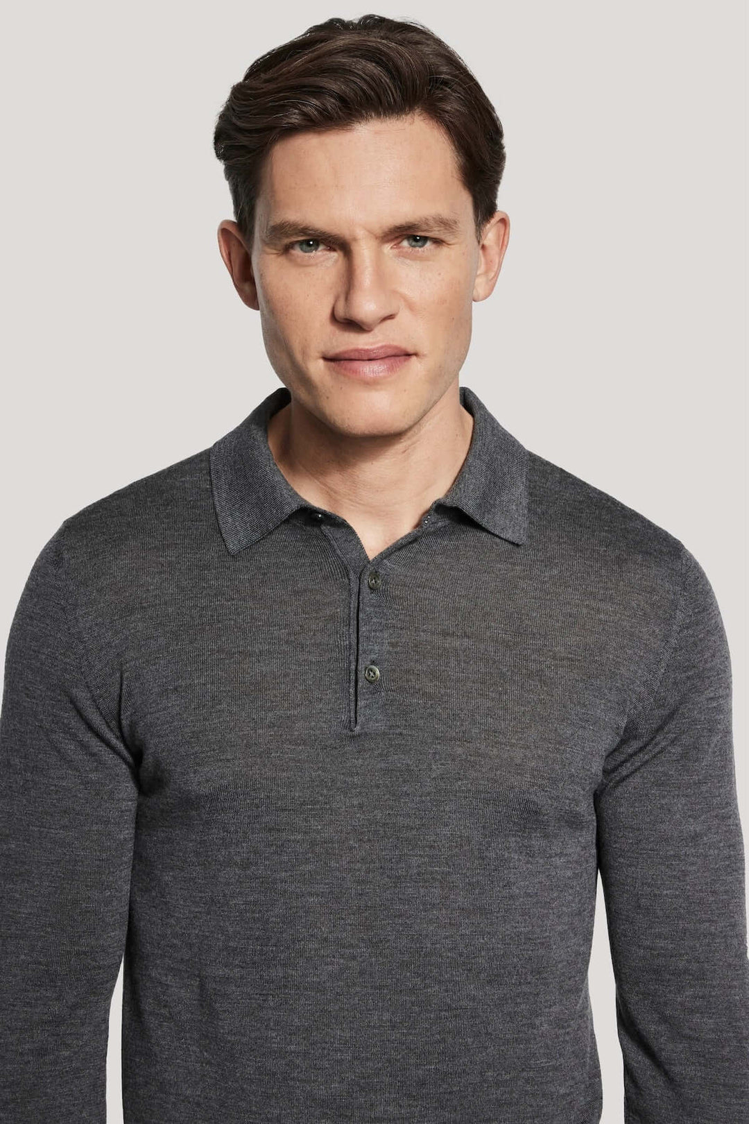 Homme portant un polo manches longues en laine mérinos et soie, élégant et confortable, tricoté en maille fine calibre 14.