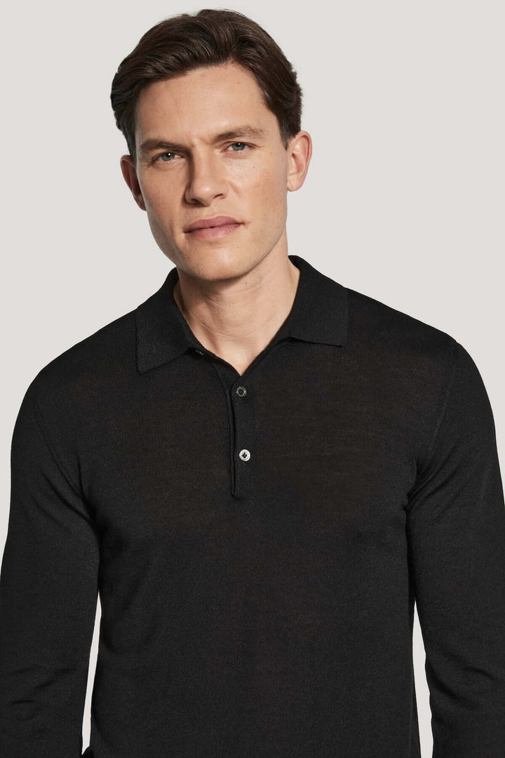 Polo manches longues en laine mérinos et soie porté par un homme, confection en maille fine calibre 14 pour un style élégant et moderne.
