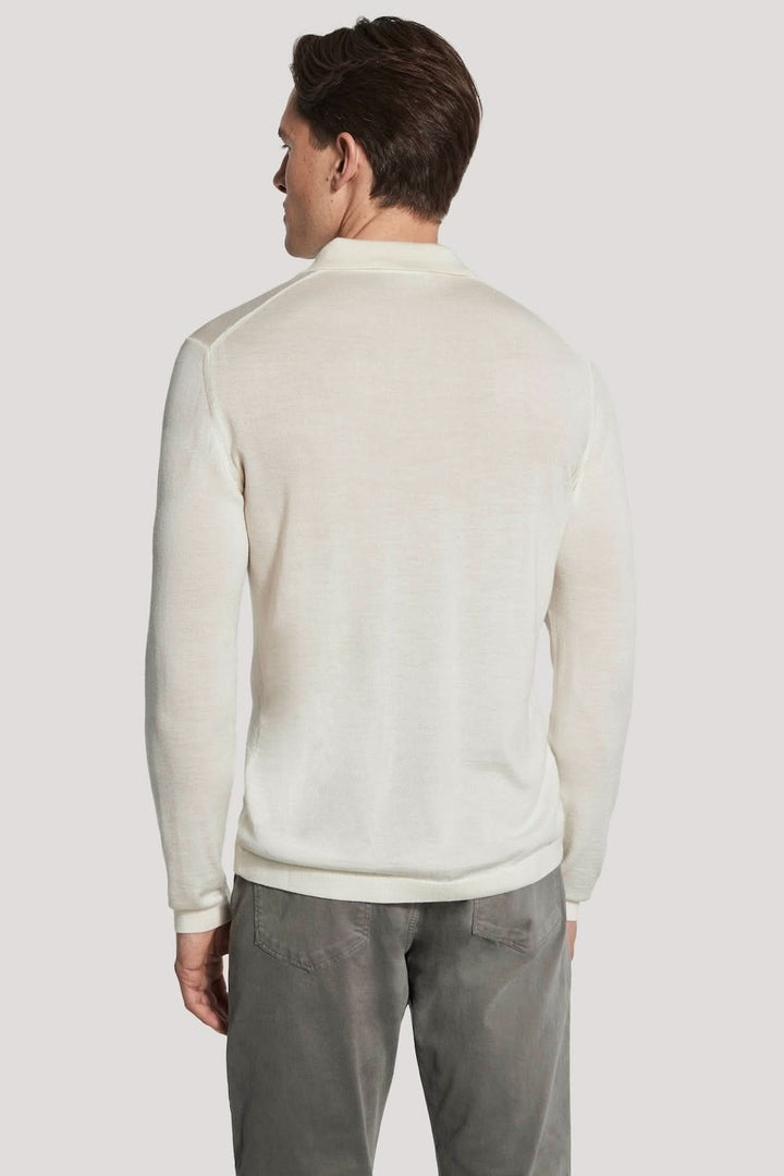 Homme portant un Polo manches longues en laine mérinos et soie blanc, vu de dos, élégant et moderne, idéal pour le confort quotidien.