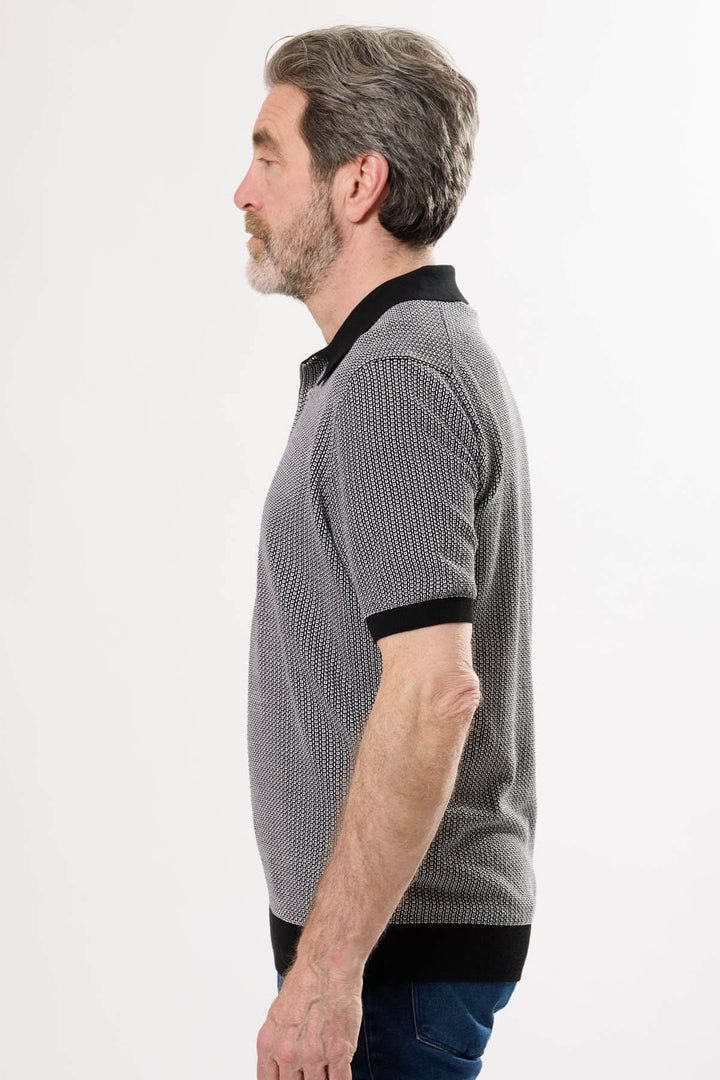 Polo à micro-motif graphique pour homme, col contrastant et manches courtes, style moderne et sophistiqué.