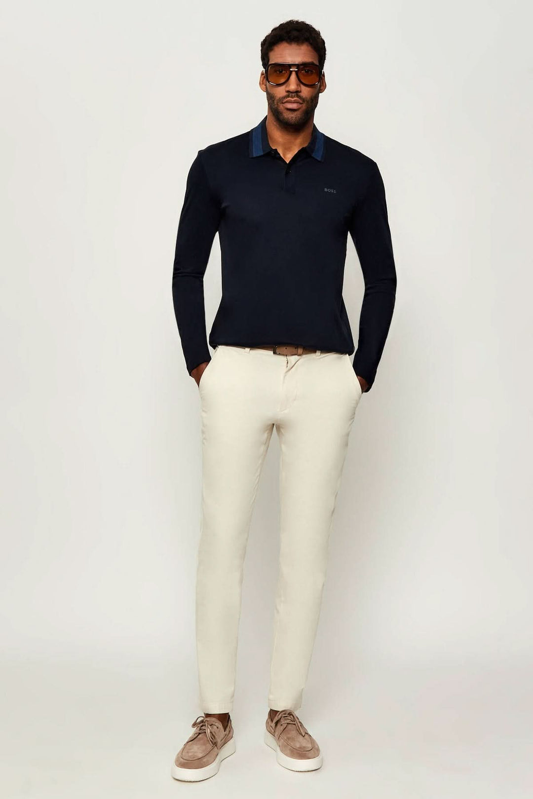Homme portant un Polo slim fit à manches longues BOSS en coton respirant avec col contrastant, style décontracté chic.