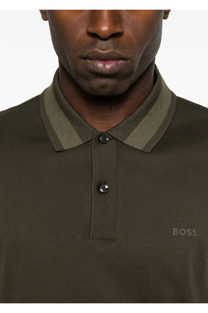 Polo slim fit à manches longues BOSS en coton doux avec col côtelé contrastant et boutons noirs, idéal pour un style décontracté chic.