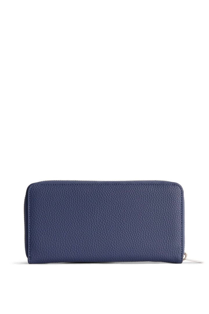 Porte-feuilles zippé en cuir texturé bleu élégant, parfait pour un style raffiné et un rangement organise.