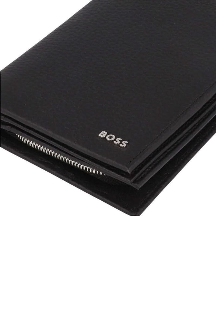 Portefeuille en cuir grainé noir avec logo métallique discret et design élégant, idéal pour cartes et billets. Accessoire moderne et fonctionnel.