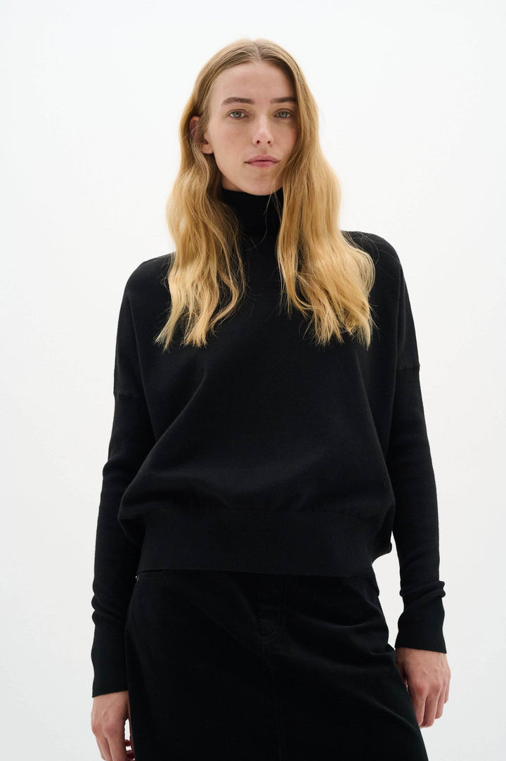Pull noir à col roulé Kellsie, élégant et confortable, parfait pour une allure sophistiquée.
